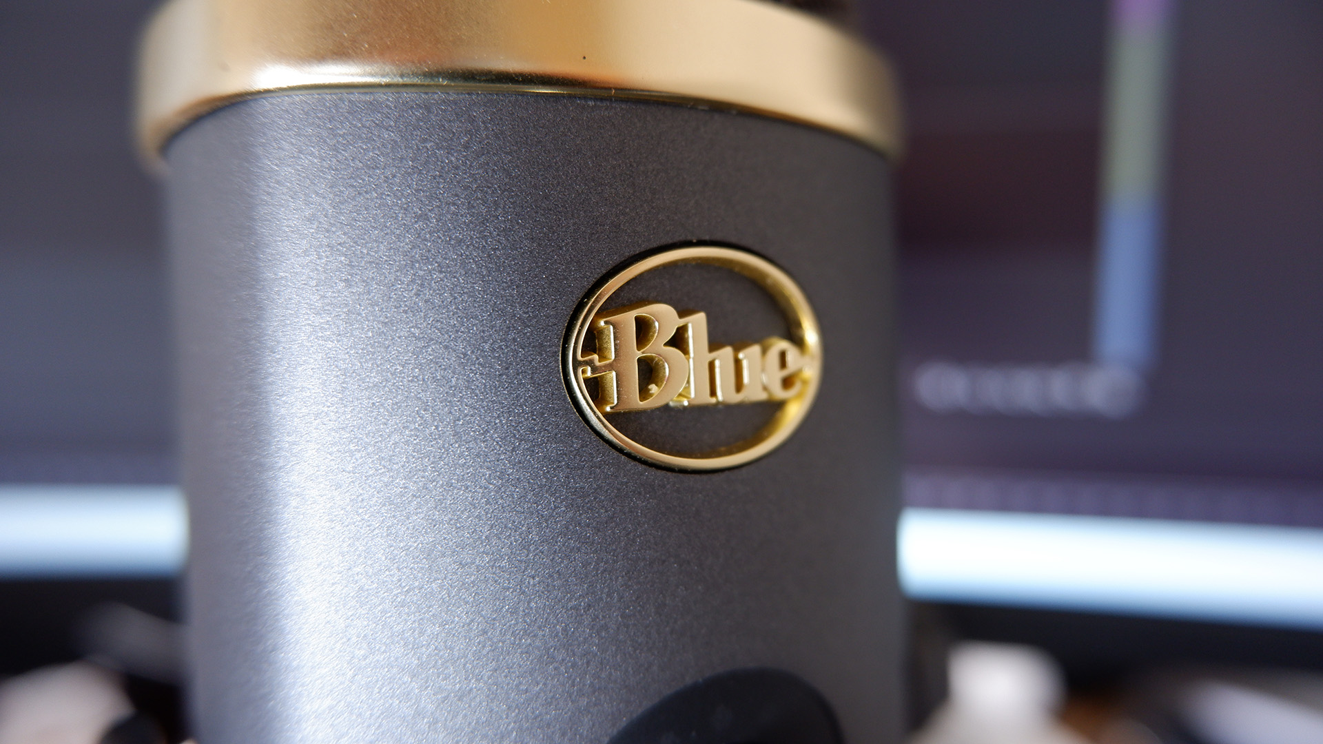 Micrófono Blue Yeti X WoW Edition en un escritorio.