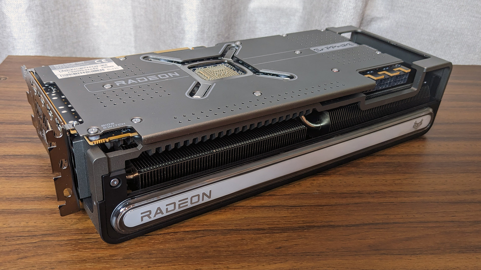 Vista lateral de Sapphire Nitro+ Radeon RX 7900 XTX Vapor-X