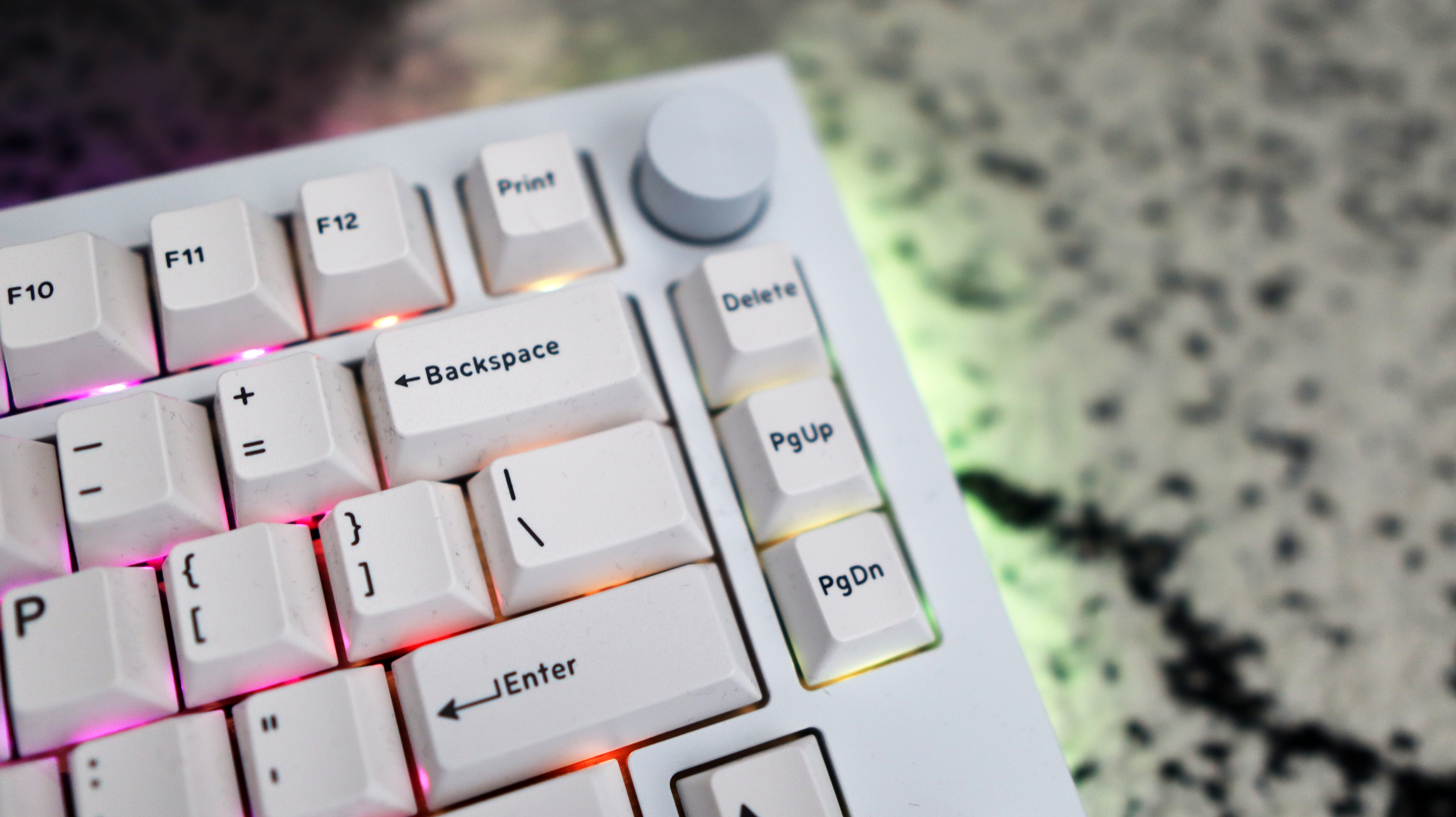 El teclado mecánico Drop Sense75 con iluminación RGB habilitada