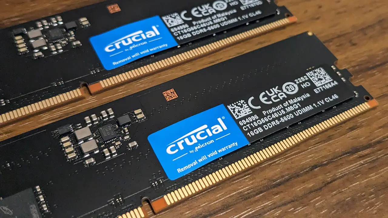 Primer plano del kit de memoria Crucial DDR5-5600 2x16GB