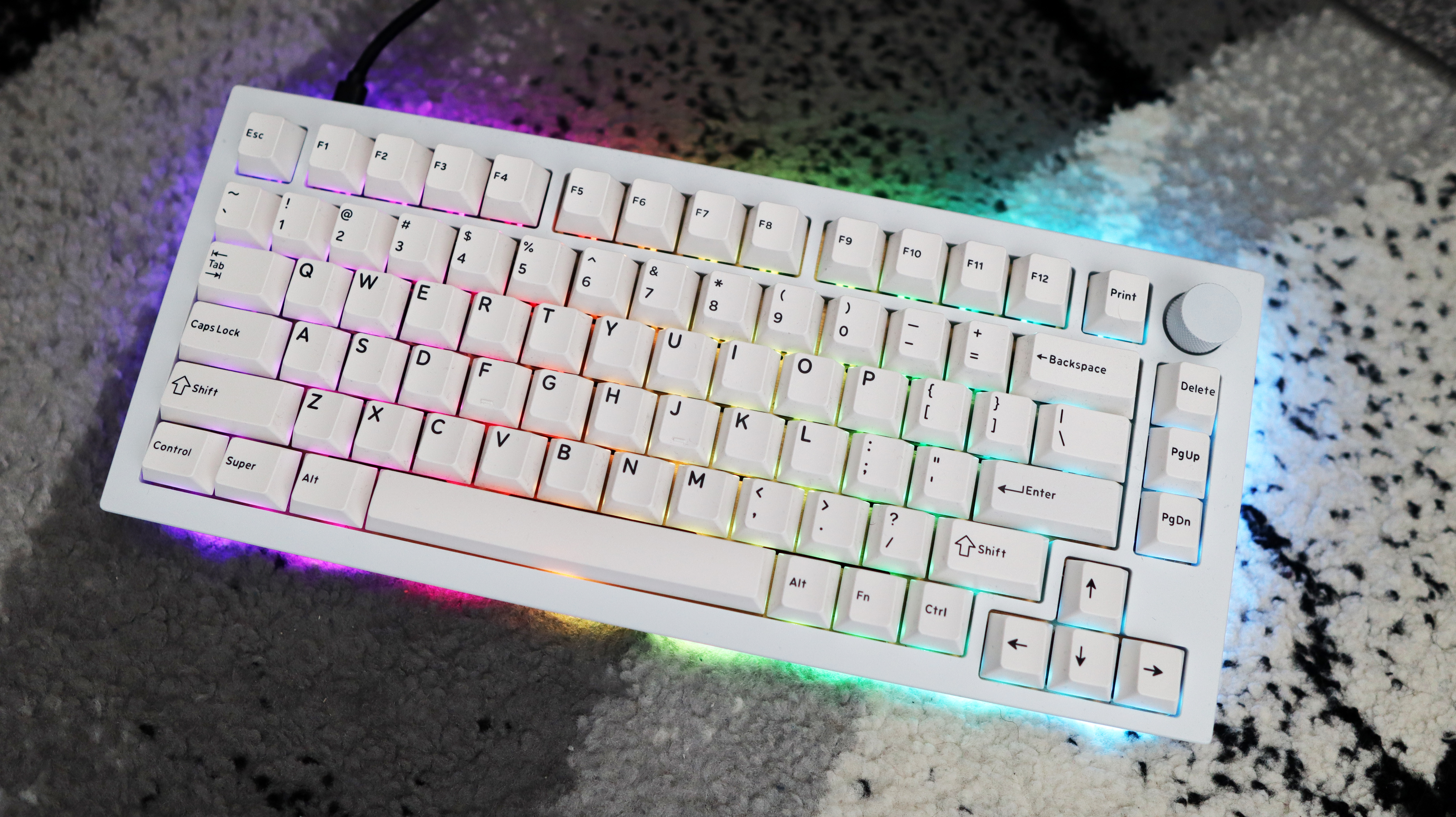 El teclado mecánico Drop Sense75 con iluminación RGB habilitada