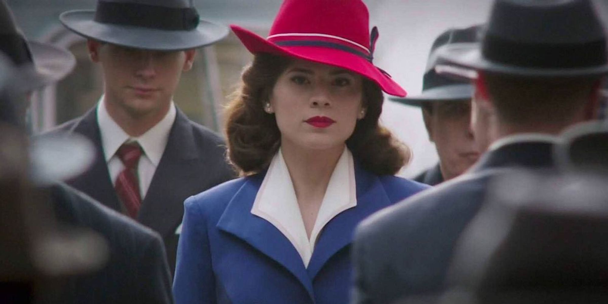 Hayley Atwell como Peggy Carter en una multitud en Agent Carter
