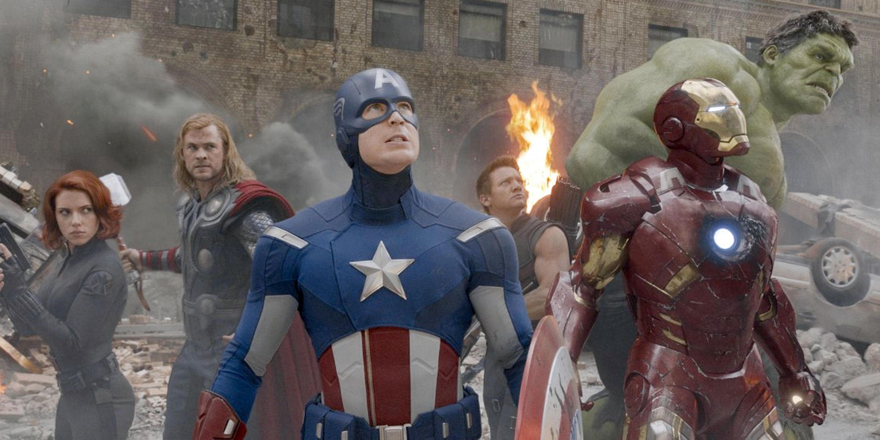 Vengadores: Viuda Negra, Thor, Capitán América, Ojo de Halcón, Iron Man y Hulk de pie juntos