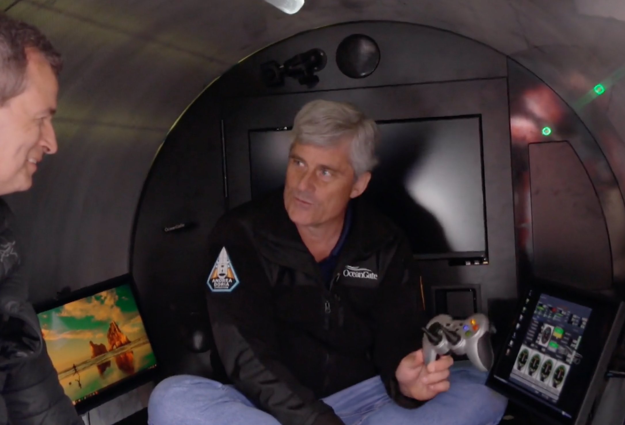 El fallecido CEO de OceanGate, Stockton Rush, demuestra el controlador logitech utilizado para pilotar el sumergible