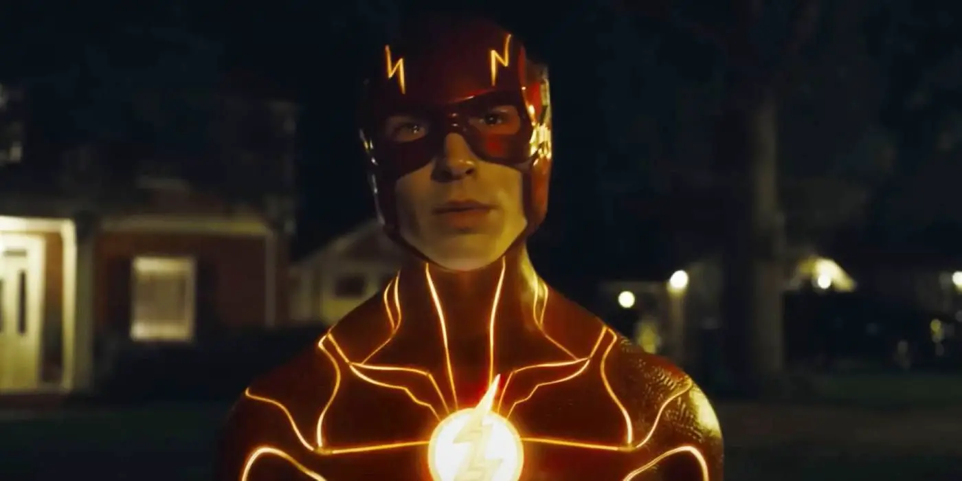 Ezra Miller en una escena del tráiler de la película The Flash, con el nuevo traje de noche.