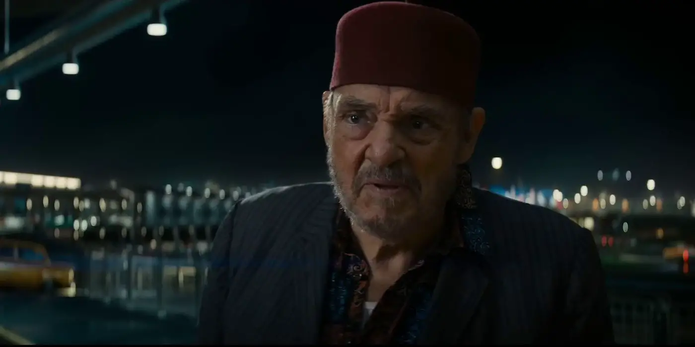 John Rhys-Davies como Sallah en Indiana Jones y el dial del destino
