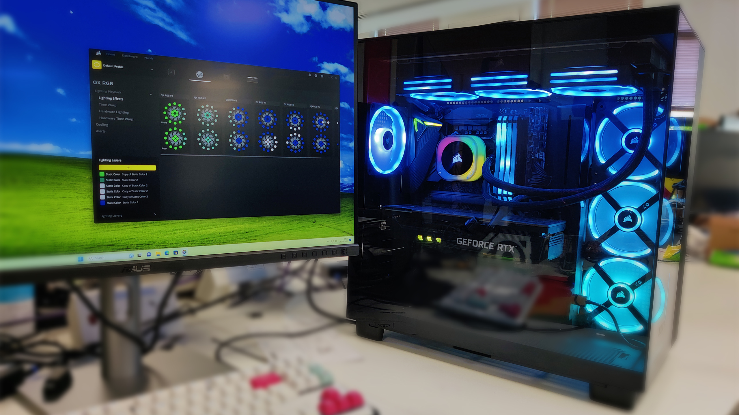 Una carcasa de PC con iluminación RGB cortesía del kit de inicio del sistema de refrigeración iCue Link de Corair.
