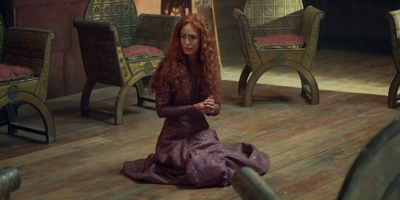 Anna Shaffer como Triss Merigold arrodillada en el suelo en The Witcher