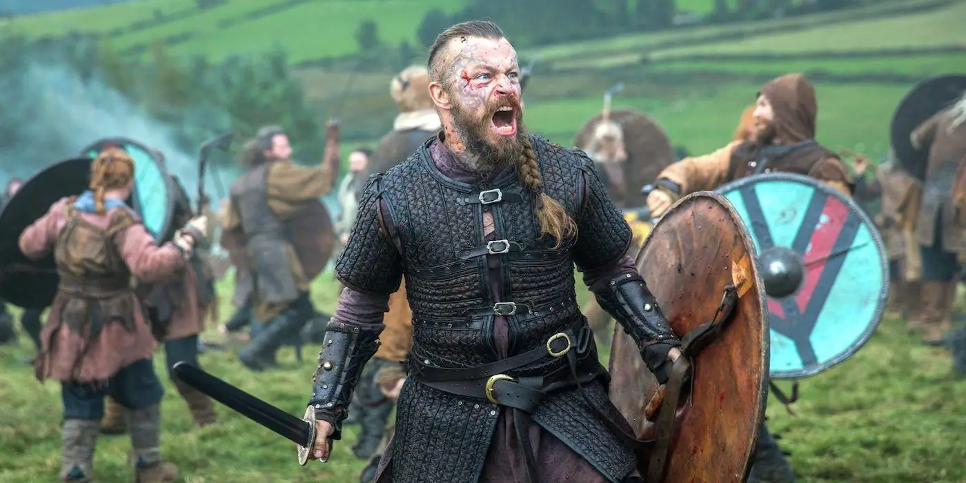 Travis Fimmel como Ragnar gritando en Vikingos