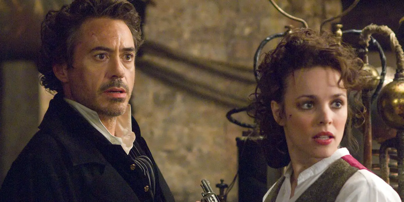 Robert Downey Jr. como Sherlock y Rachel McAdams Irene Adler mirando en la misma dirección en Sherlock Holmes.