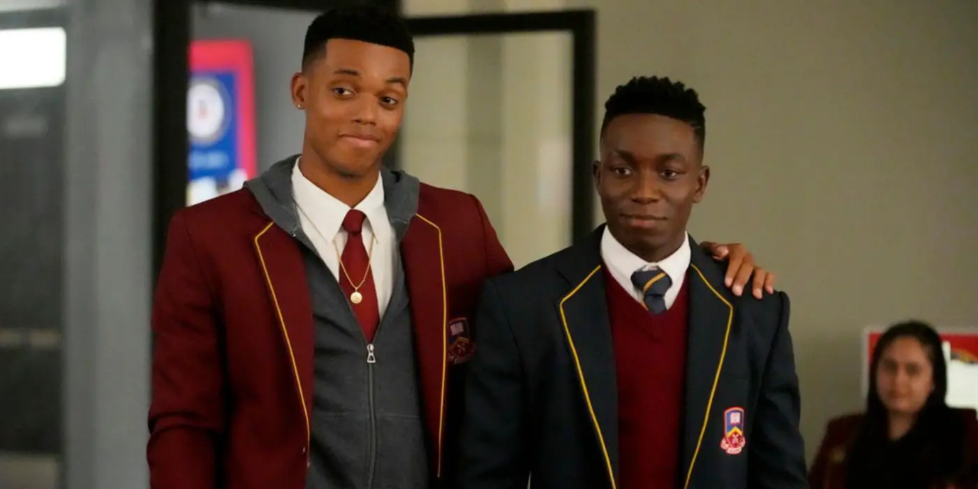 Dos jóvenes en uniformes escolares de pie uno al lado del otro en Bel-Air