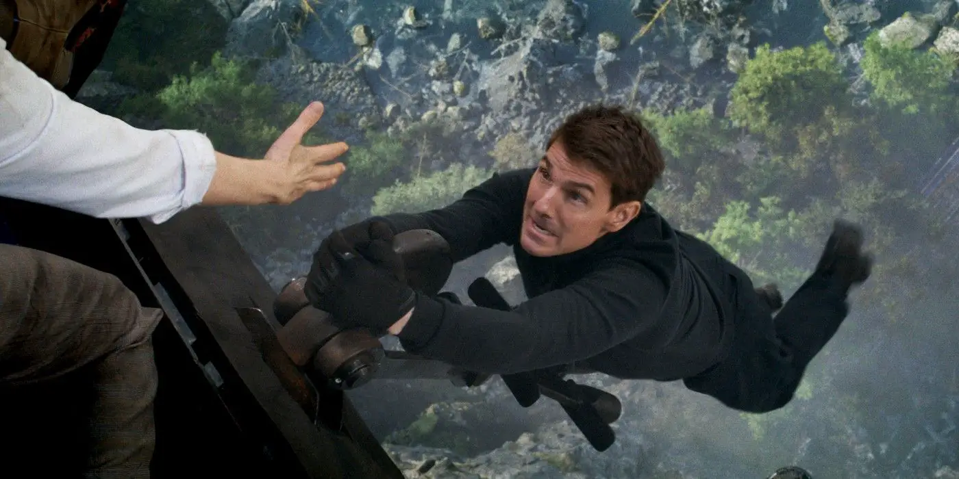 Tom Cruise como Ethan Hunt colgado de un tren en Misión: Imposible - La cuenta muerta Parte 1
