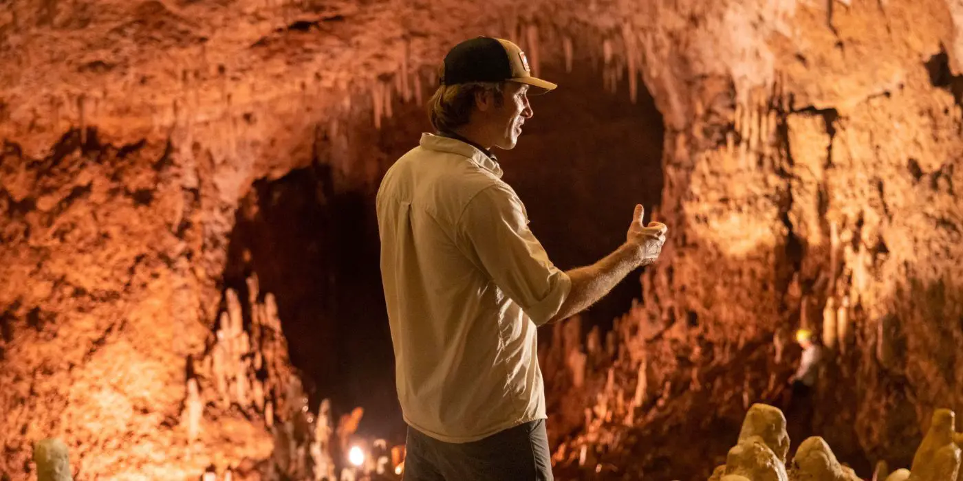 Jonas Pate filmando una escena para la temporada 3 de Outer Banks en una cueva 
