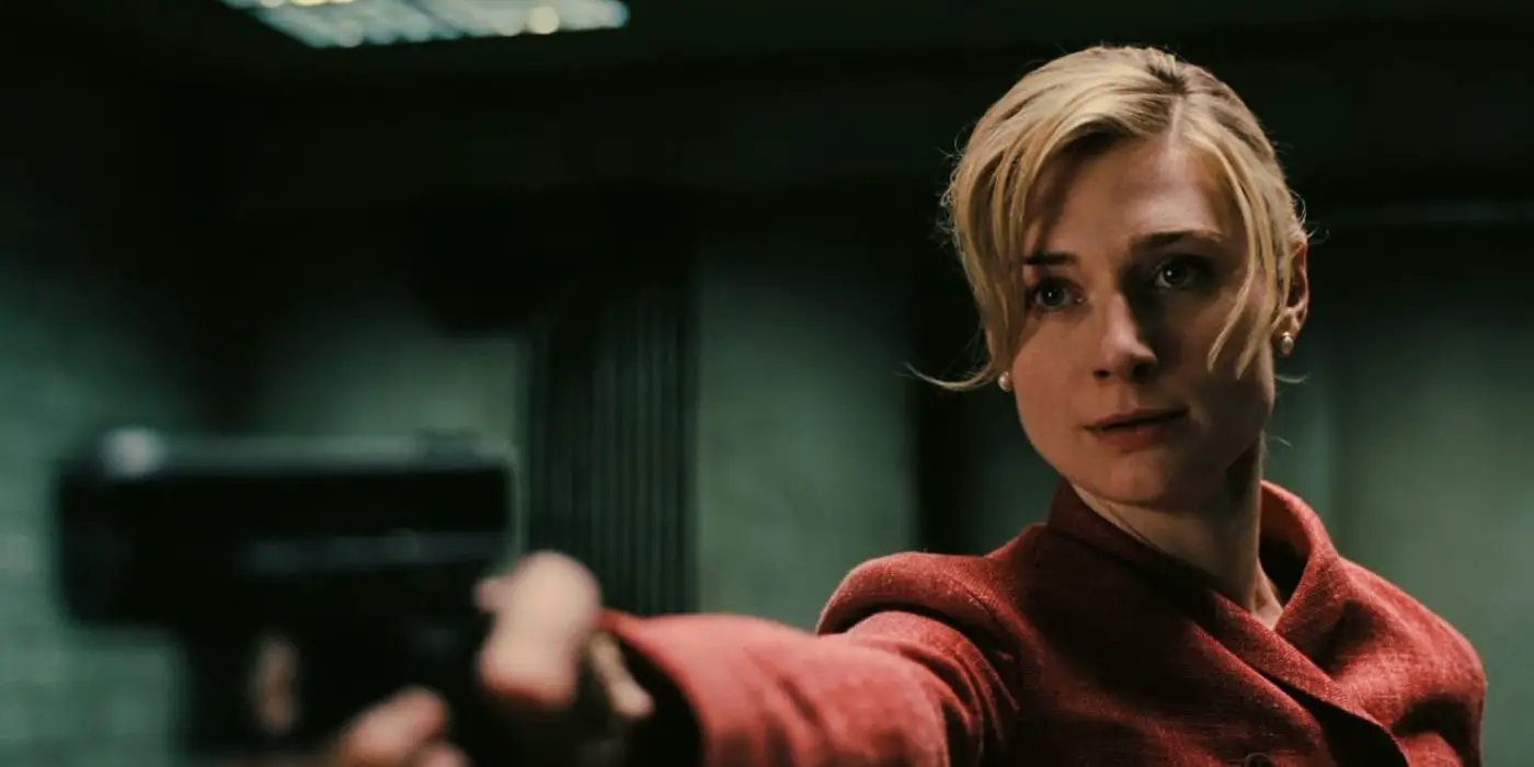 Elizabeth Debicki como Kat apuntando con un arma en 'Tenet'
