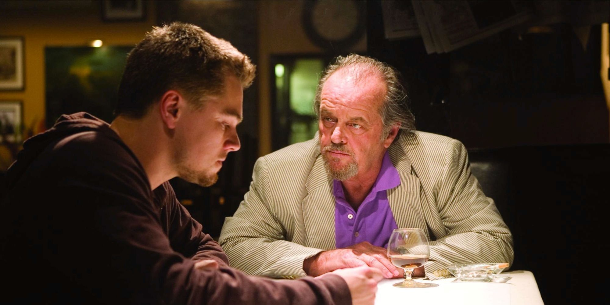 Leonardo DiCaprio y Jack Nicholson conversando en Infiltrados