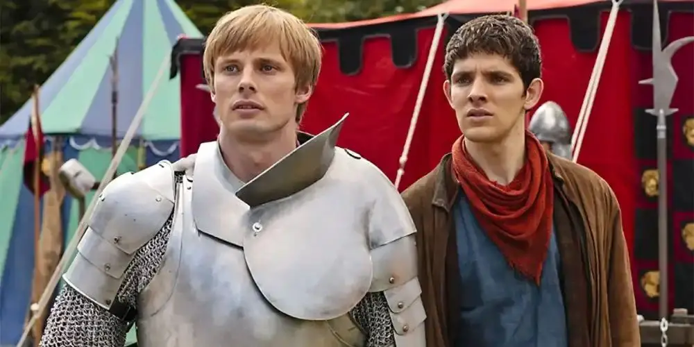 Bradley James y Colin Morgan como Merlin y Arthur juntos en Merlin.