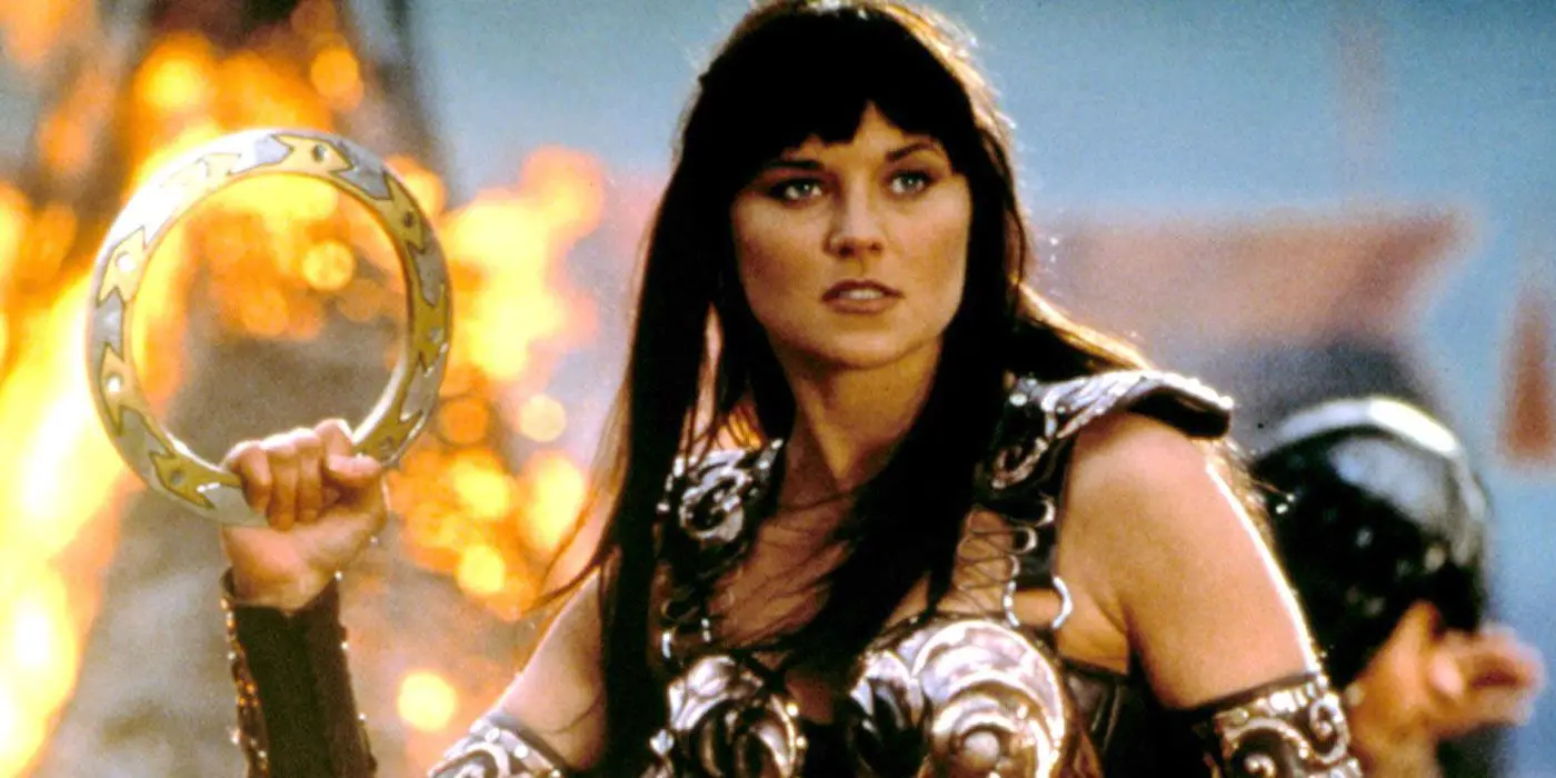 Lucy Lawless Como Xena sosteniendo su chakram en Xena, la princesa guerrera.