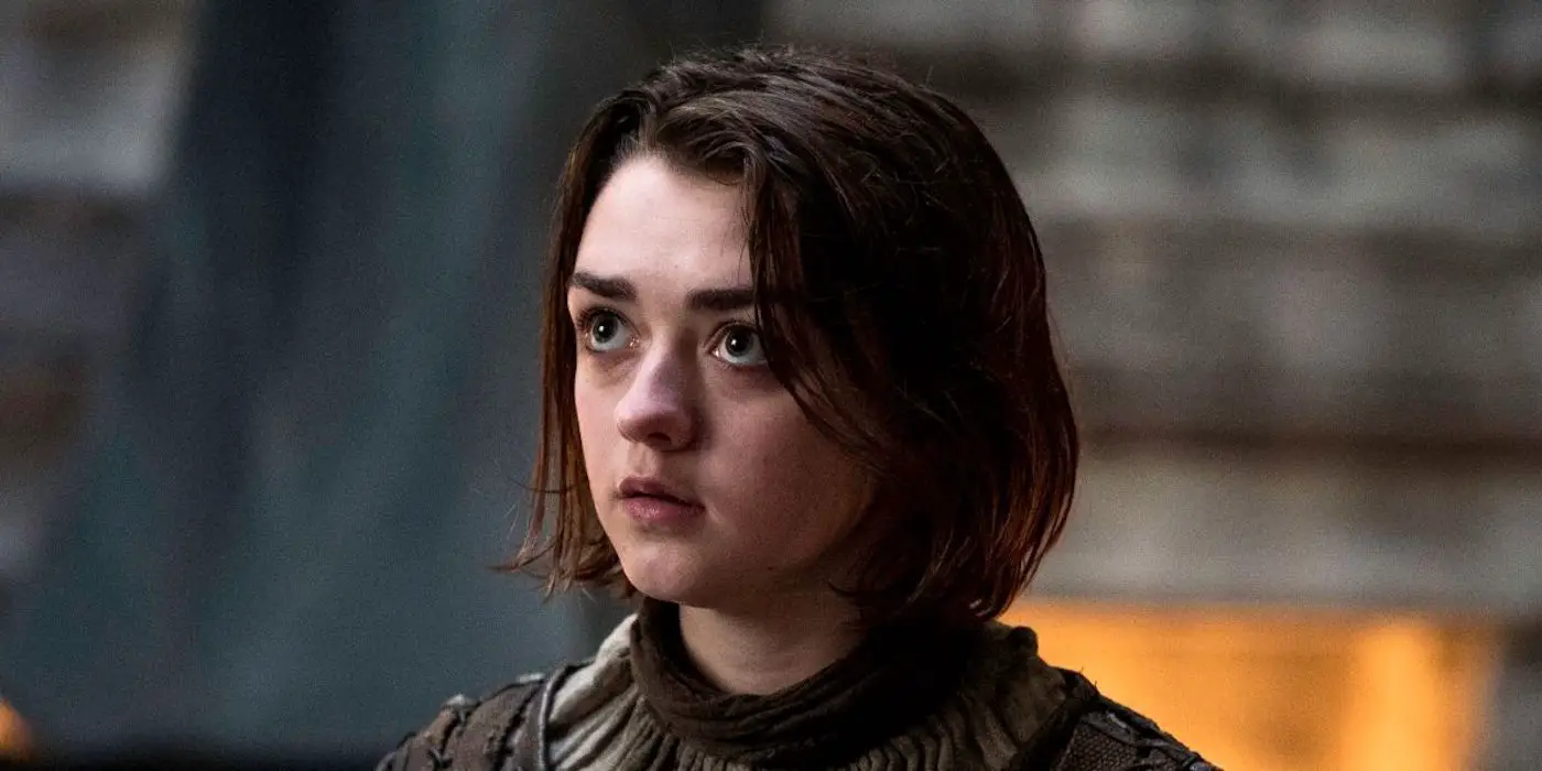 Maisie Williams como Arya Stark mirando hacia arriba en Game of Thrones