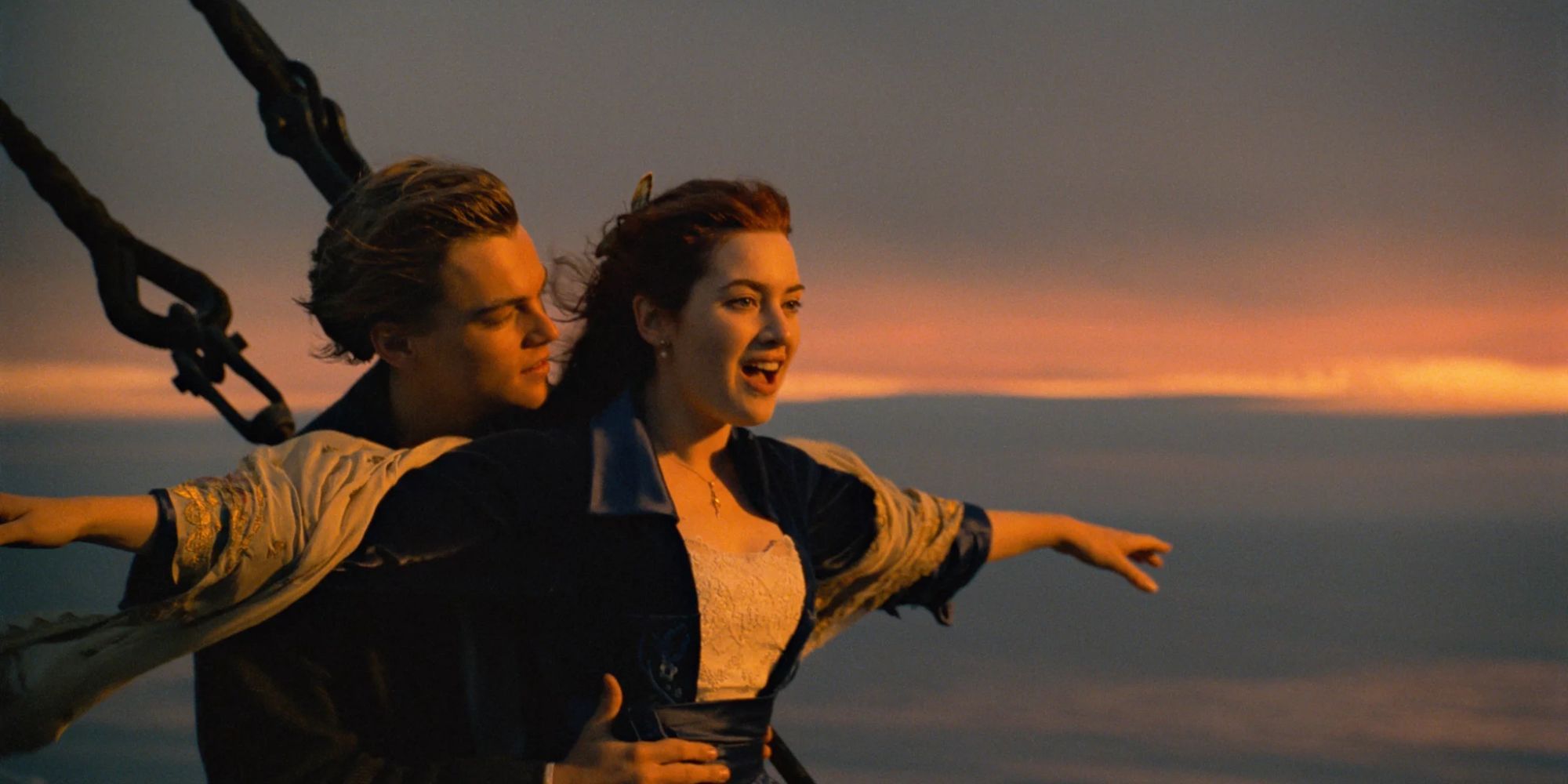 Jack sostiene a Rose en la proa del 'Titanic'