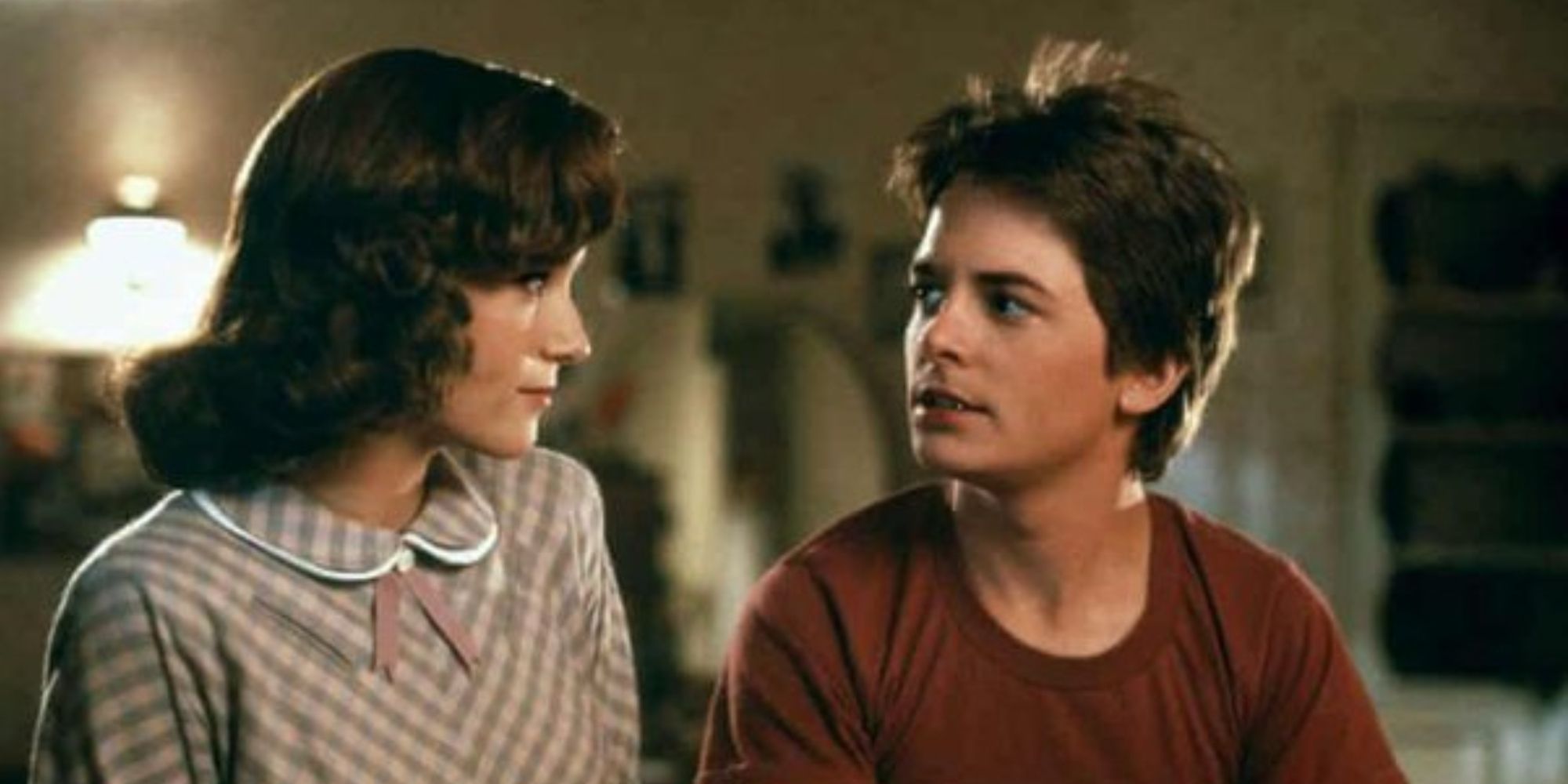 Lorraine (Lea Thompson) y Marty (Michael J. Fox) en 'Regreso al futuro'