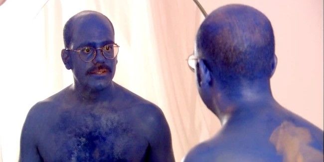 Fotograma de 'Arrested Development': Tobias Fünke (David Cross) se mira en el espejo, cubierto de pintura azul.