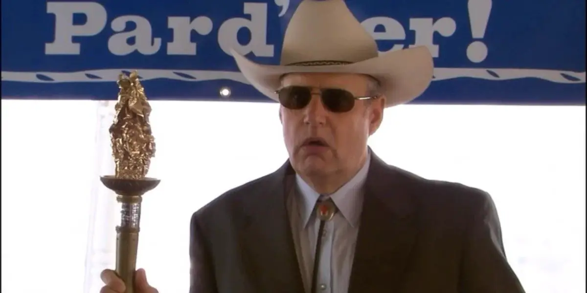 Fotograma de 'Arrested Development': George Bluth Sr (Jeffrey Tambor) lleva un sombrero de vaquero y gafas de sol, sosteniendo un bastón dorado.