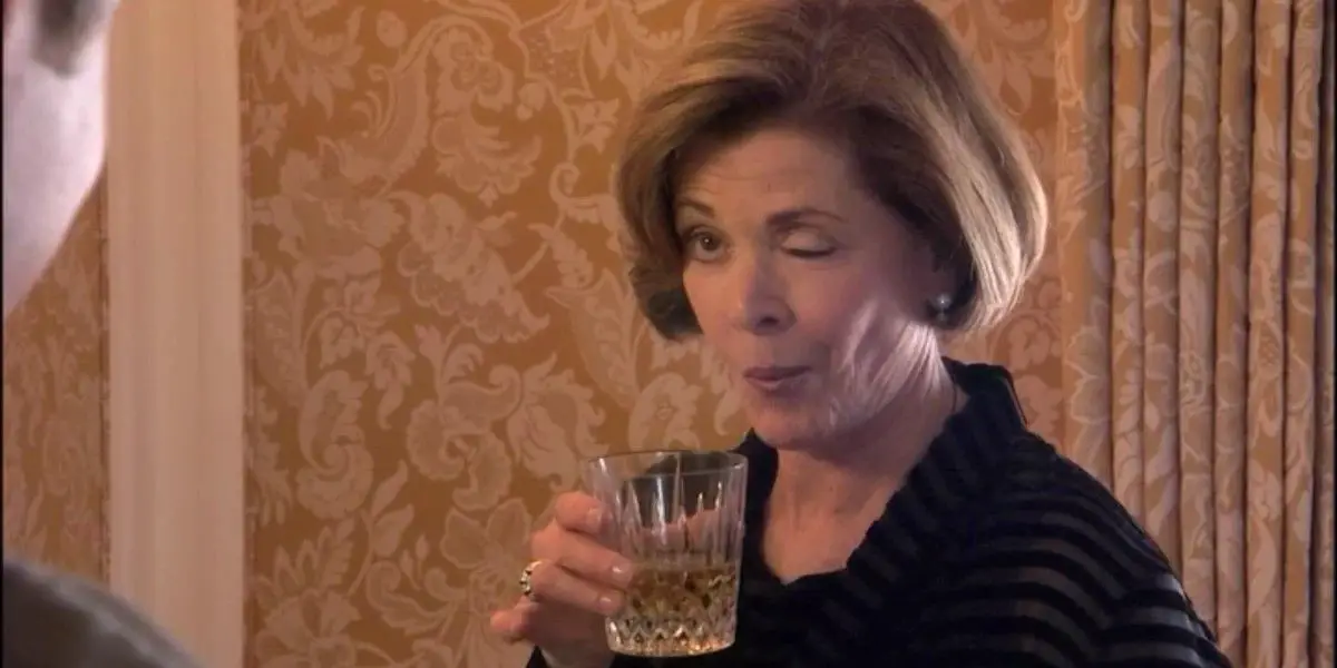 Fotograma de 'Arrested Development': Lucille Bluth (Jessica Walter) sostiene un vaso de alcohol y guiña un ojo.
