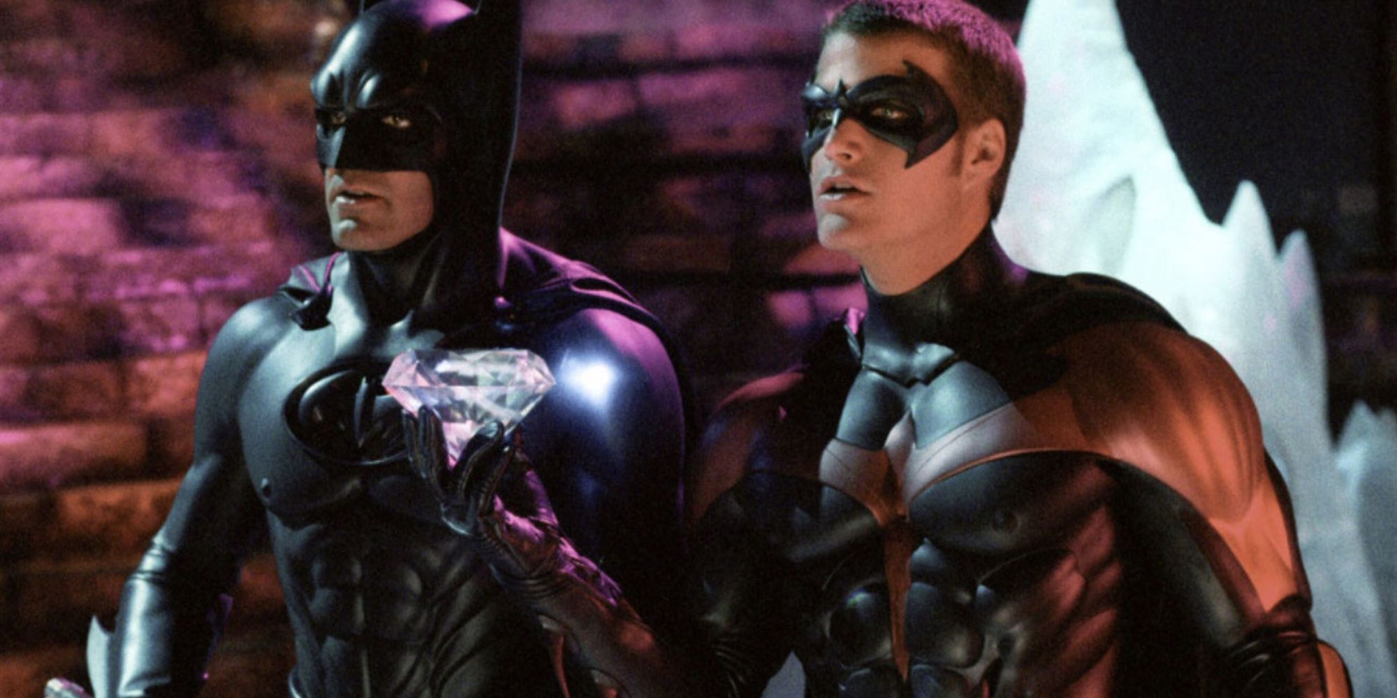 George Clooney y Chris O'Donnell como Batman y Robin mirando en la misma dirección en Batman & Robin.