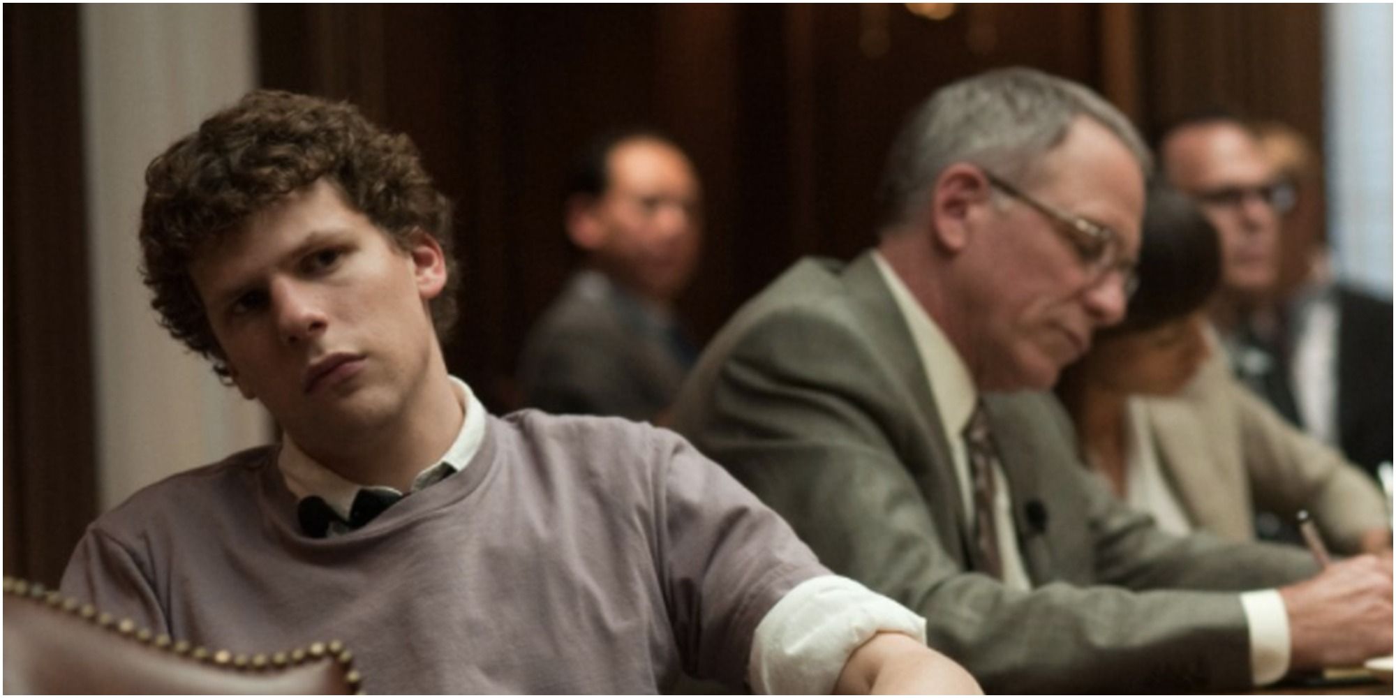 Jesse Eisenberg se sienta con John Getz en The Social Network de David Fincher