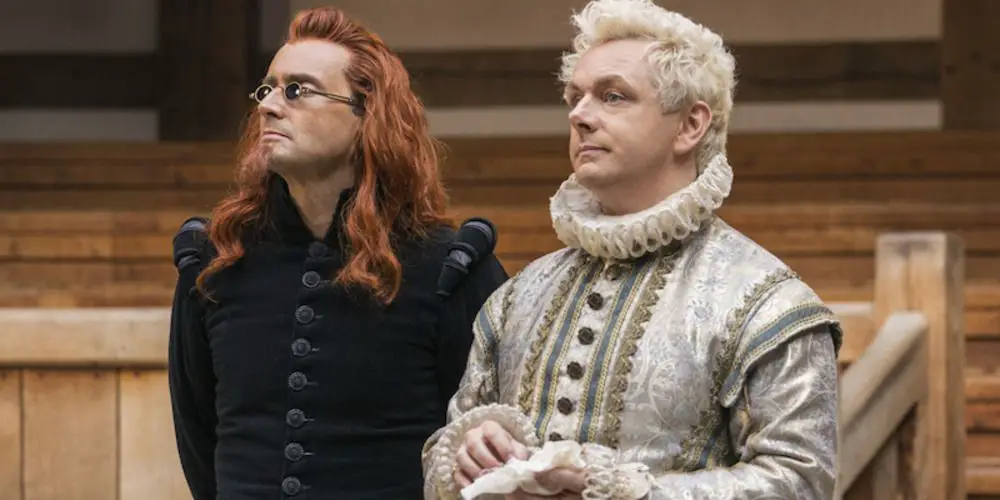 Aziraphale (Michael Sheen) y Crowley (David Tennant) en la época de Shakespeare