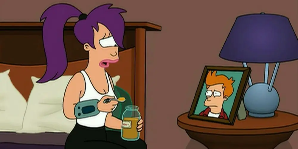 Una Leela angustiada habla con Fry en su foto.