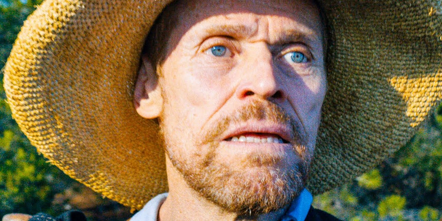 primer plano de Willem Dafoe como Van Gogh mirando al horizonte, con un sombrero de paja