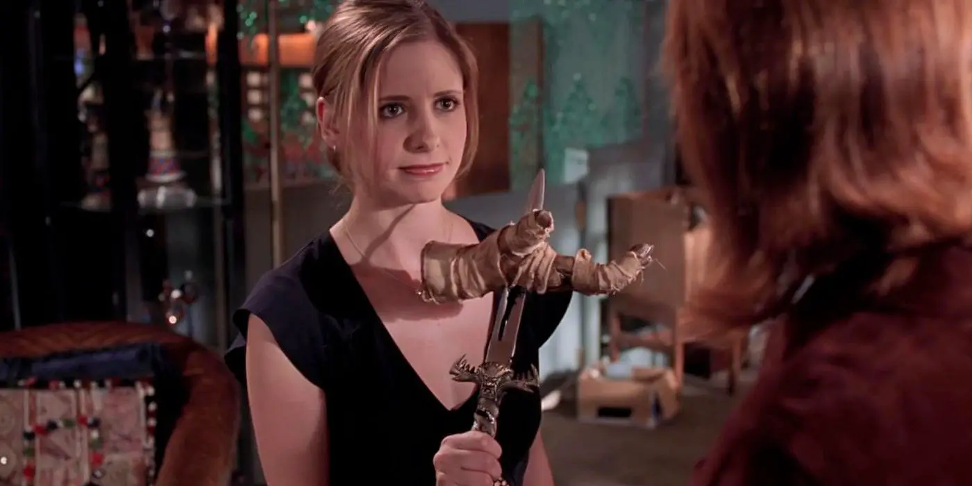 Sarah Michelle Gellar como Buffy Summers con una mano de momia en Buffy the Vampire Slayer