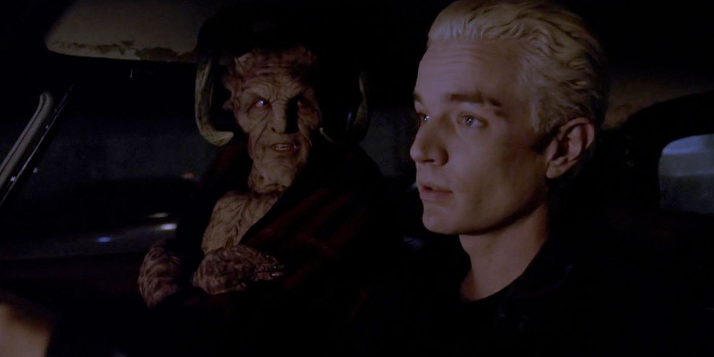 Anthony Head como Giles en forma de demonio y James Marsters como Spike en Buffy the Vampire Slayer