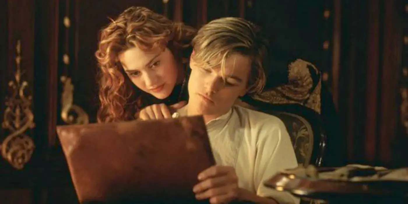 Kate WInslet y Leonardo DiCaprio mirando su pintura en Titanic