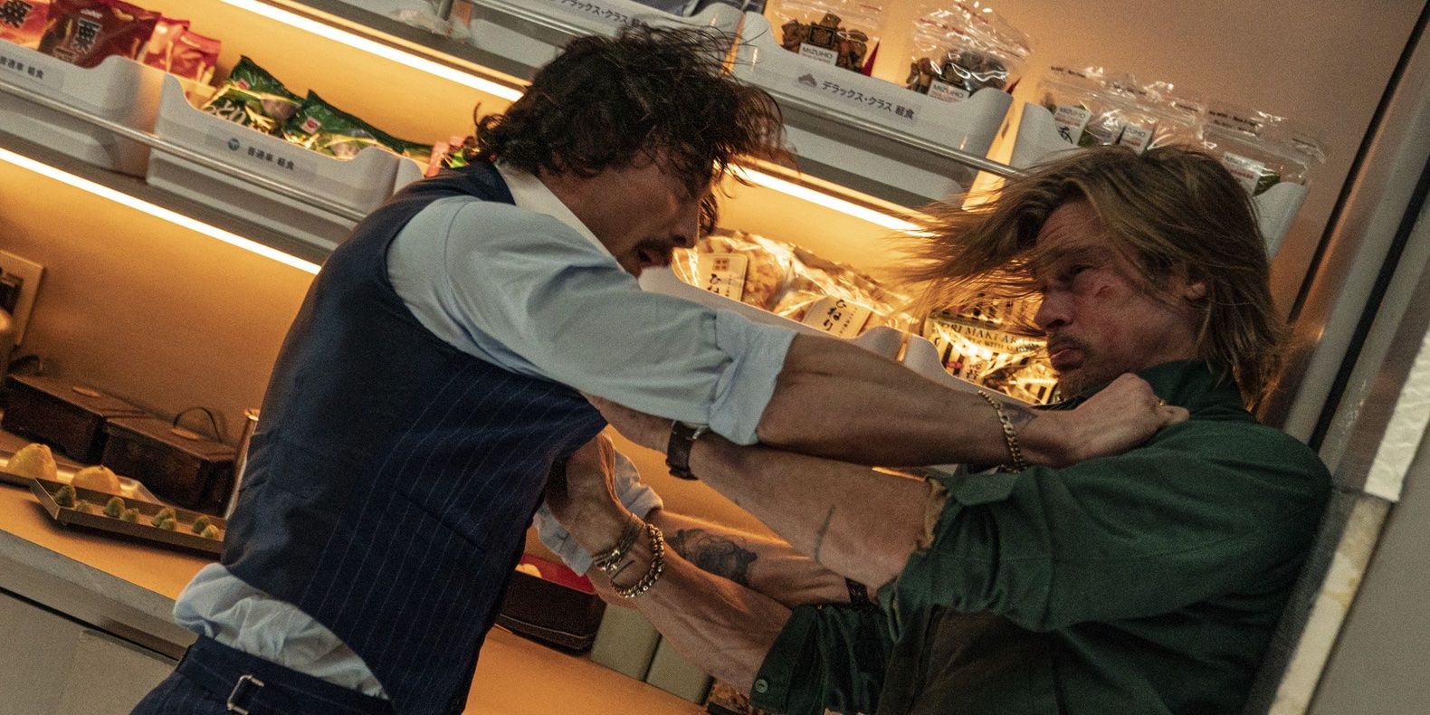 Brad Pitt y Aaron Taylor-Johnson en 'Tren bala'