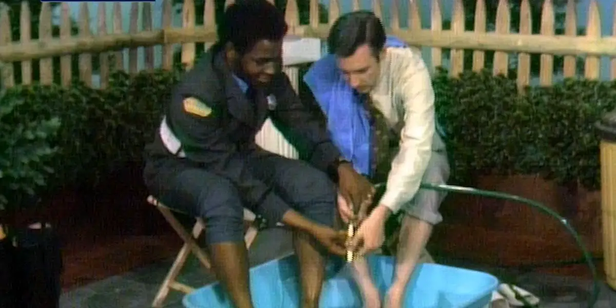 Mister Rogers y el oficial Clemmons (François Clemmons) rompen barreras al compartir un baño de pies en el 'Barrio de Mister Rogers'