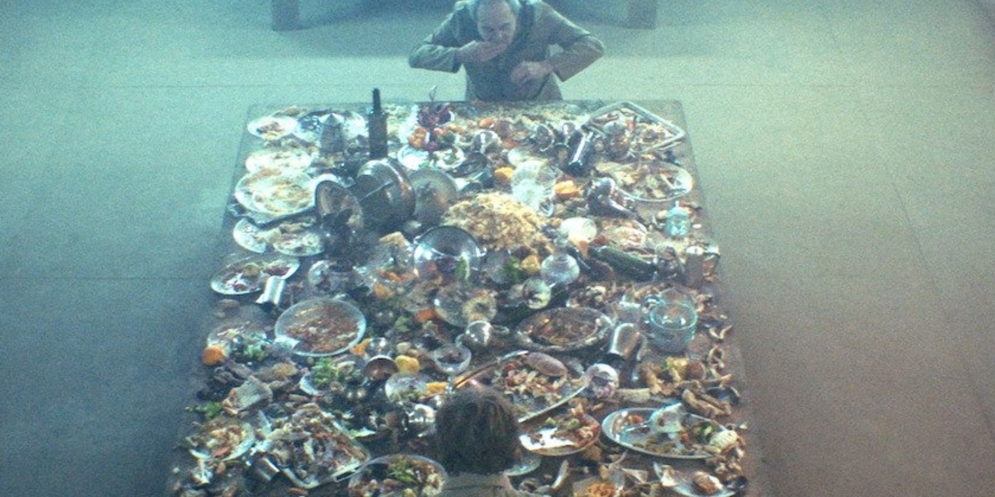 Un fotograma de 'The Platform', que muestra una gran mesa cubierta de comida.