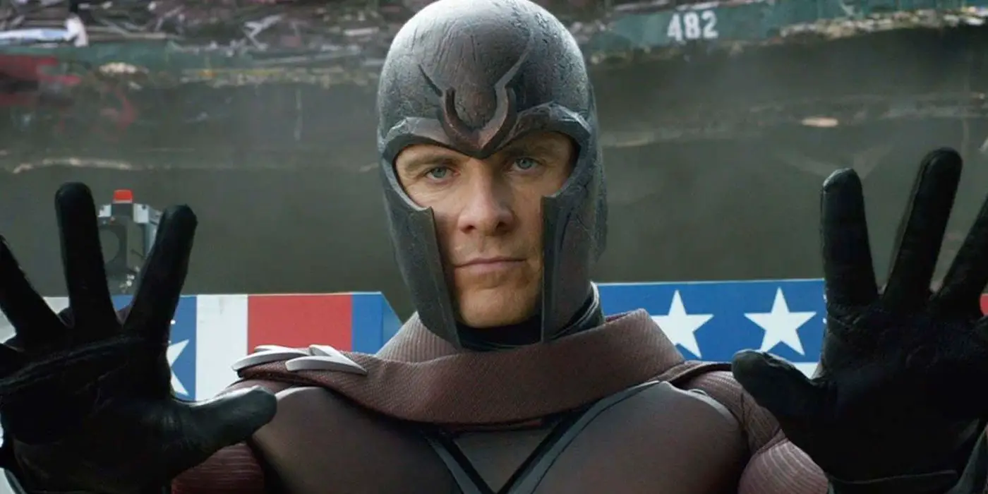 Un Michael Fassbender con casco como Magneto en X-Men: Días del futuro pasado ejerce poder mutante.