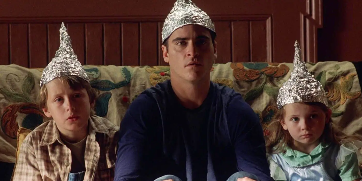 Rory Culkin, Joaquin Phoenix y Abigail Breslin lucen sombreros de papel de aluminio en 'Signs'