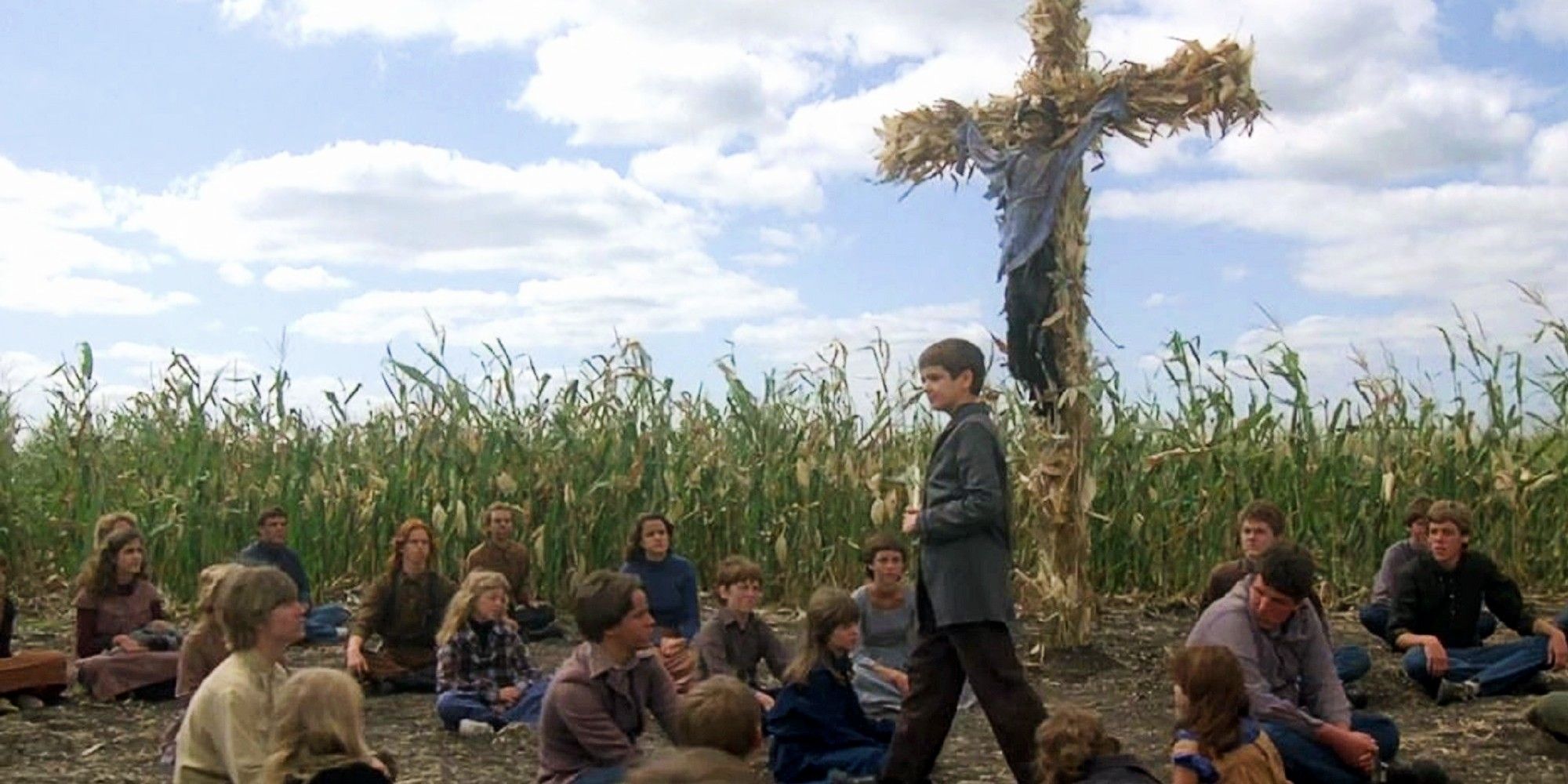 Un grupo de niños reunidos en un campo de maíz.