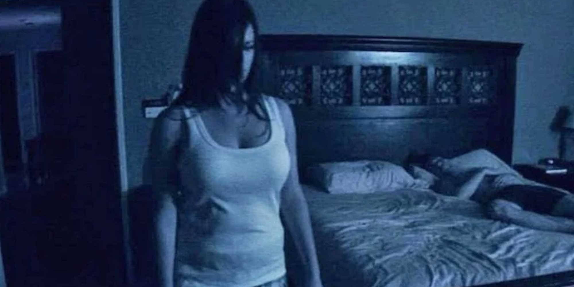 Actividad Paranormal Katie es poseída por el fantasma que la persigue.