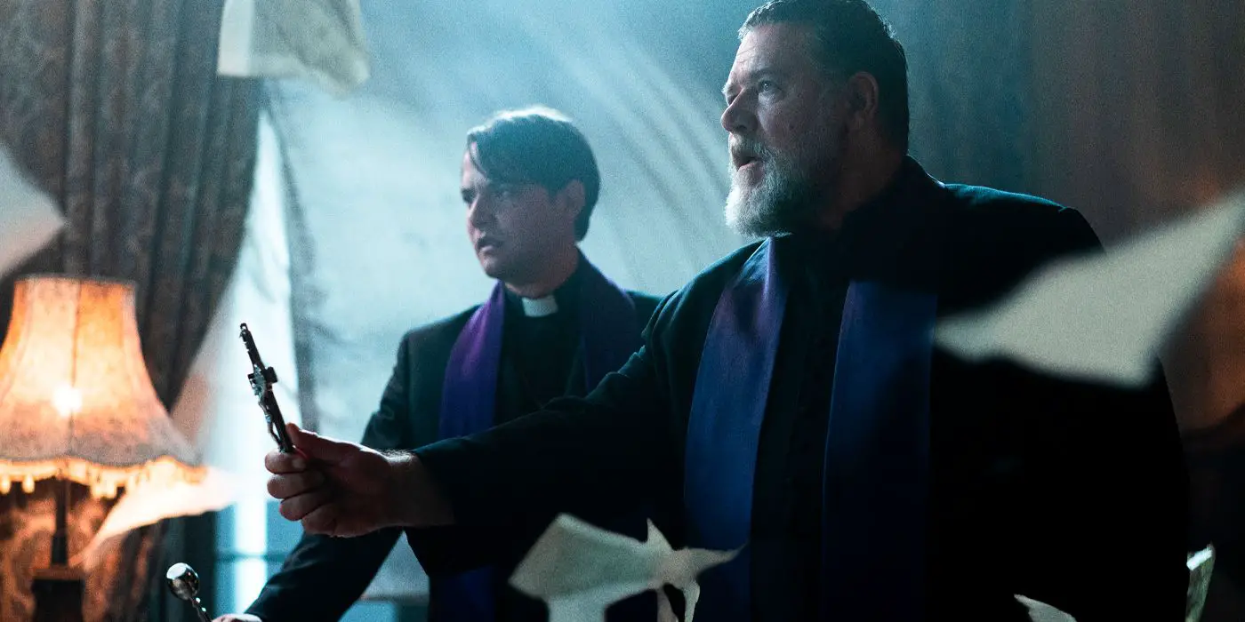 Russell Crowe y Daniel Zovatto en El exorcista del Papa