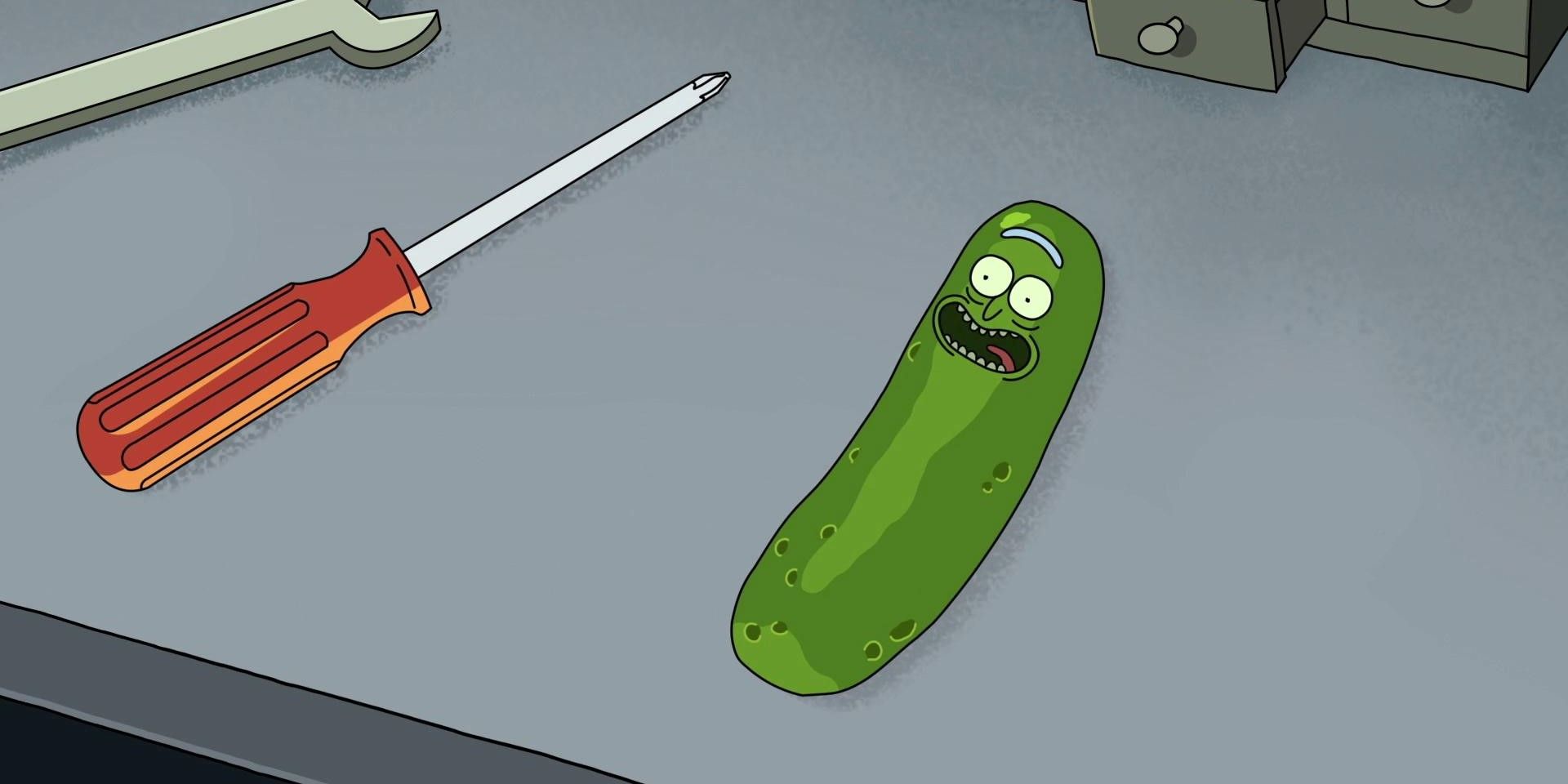Pickle Rick de Rick y Morty, tumbado en una mesa de trabajo junto a algunas herramientas.