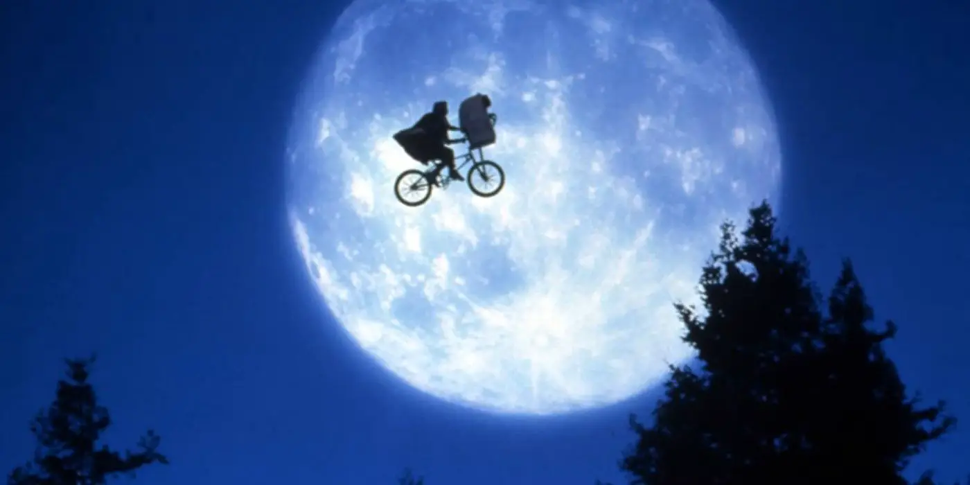Elliot y ET cruzan la luna en bicicleta