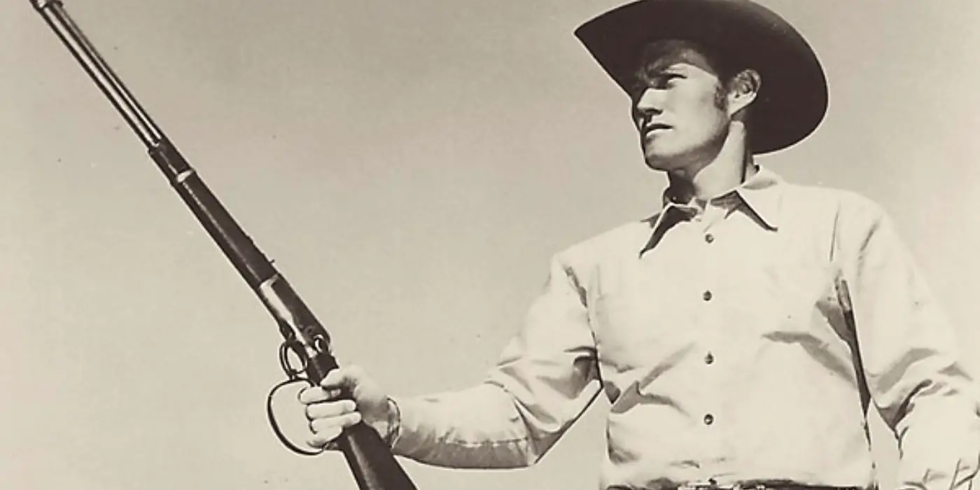 Chuck Connors como Luke McCain con su rifle en 'The Rifleman'. 