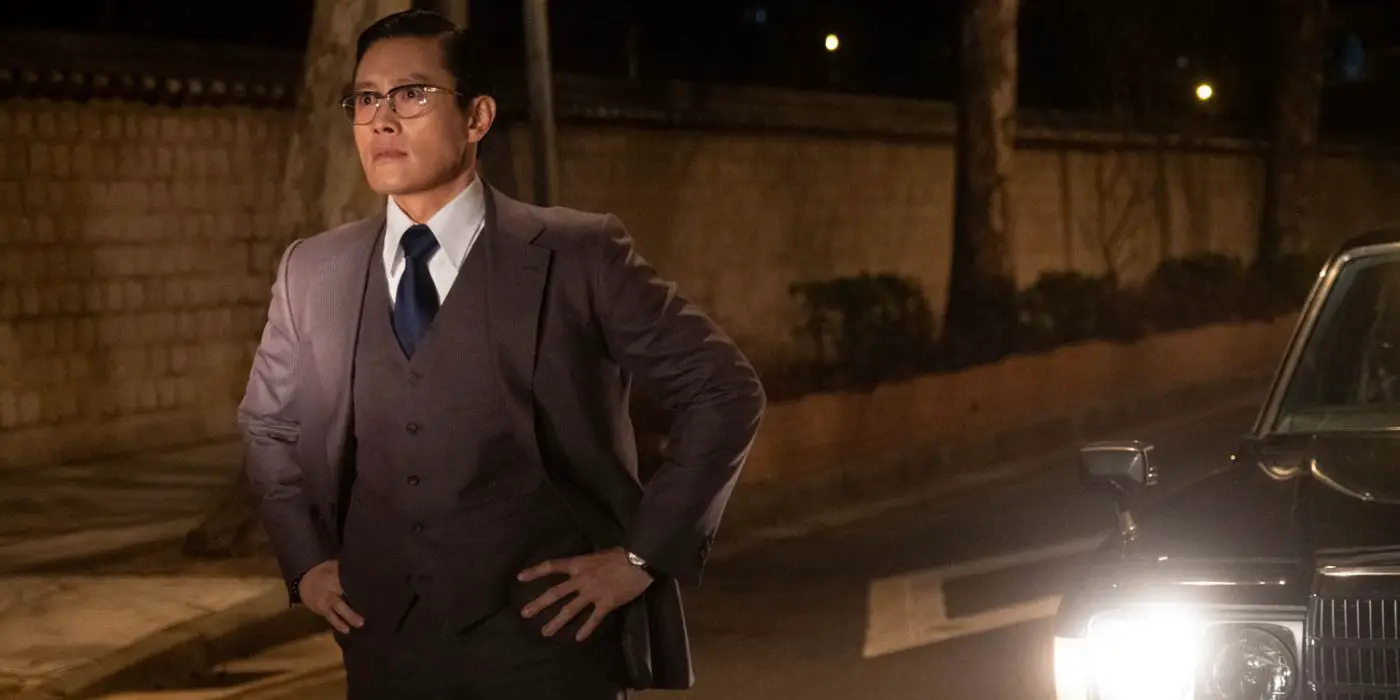 Lee Byung-hun como el director Kim en 'The Man Standing Next'