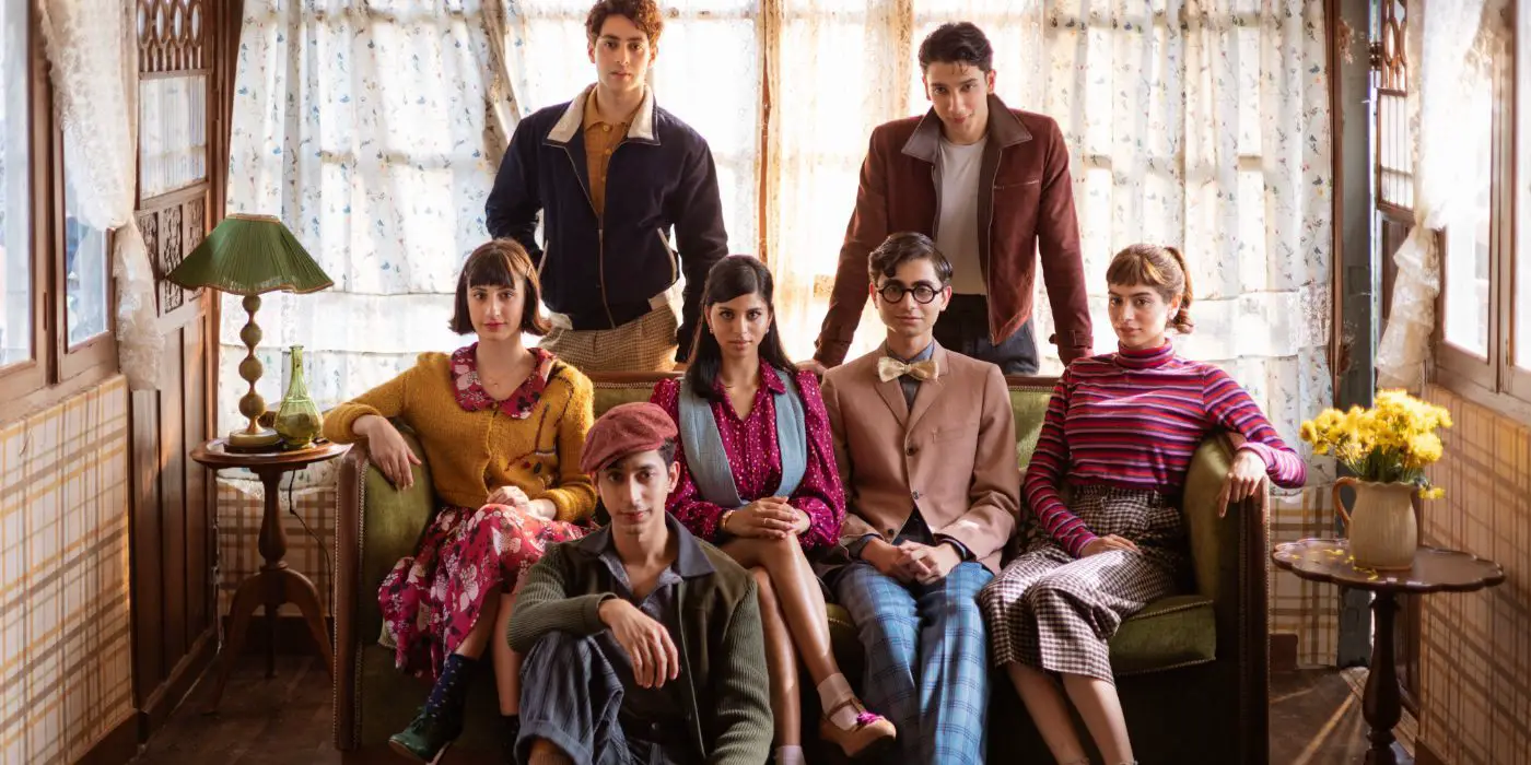 El elenco de 'The Archies' de Netflix posa para una foto grupal en el sofá