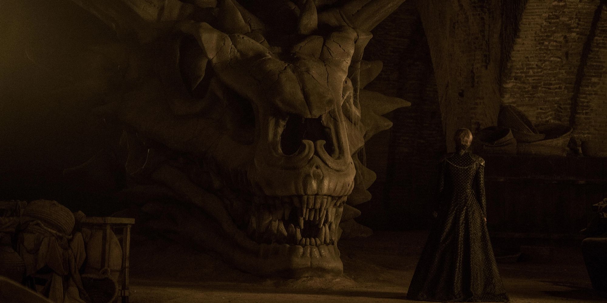 Cersei mirando el cráneo de Balerion the Dread en 'Juego de Tronos'