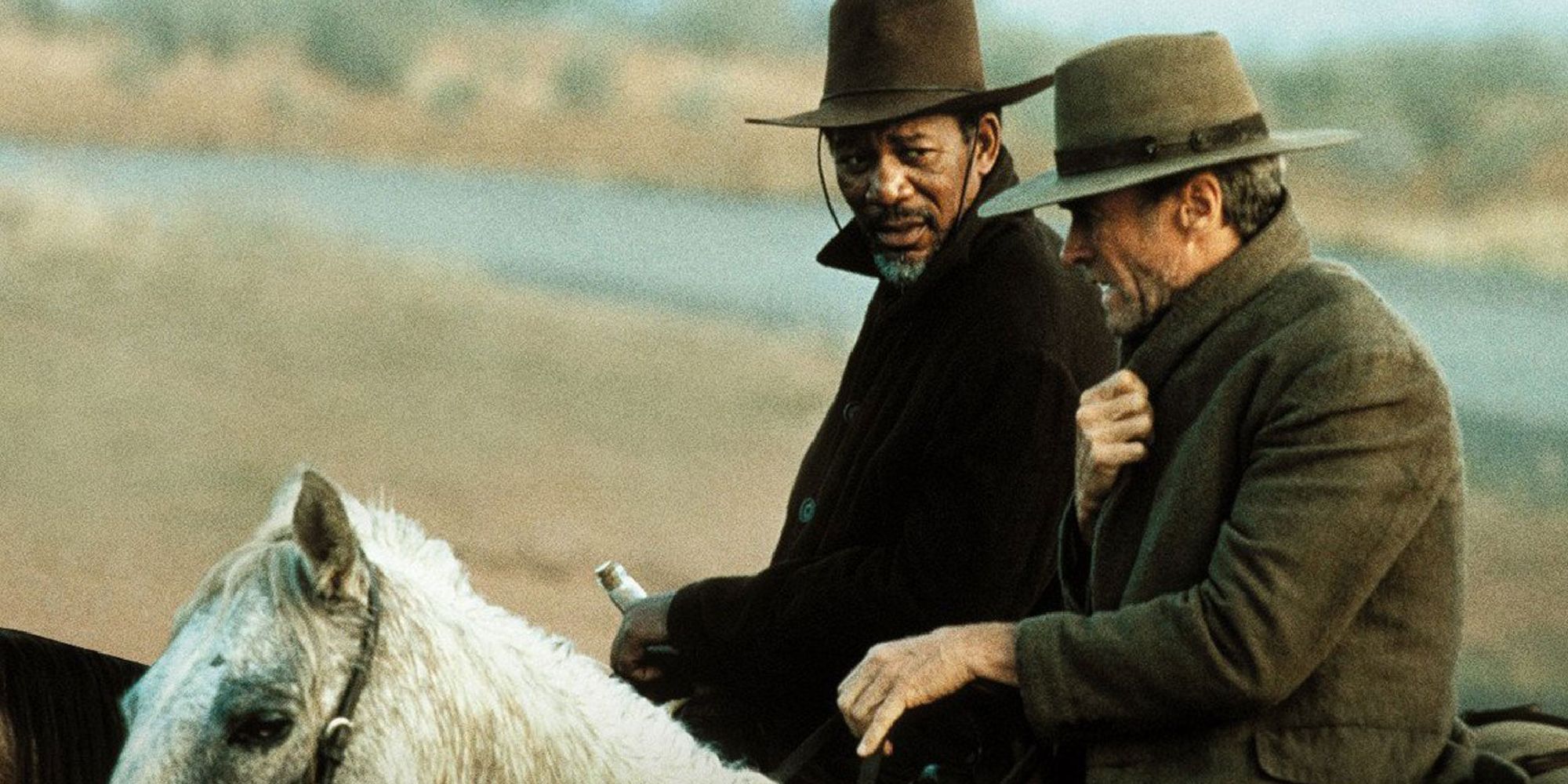 Morgan Freeman como Ned Logan y Clint Eastwood como William Munny montando a caballo en Unforgiven